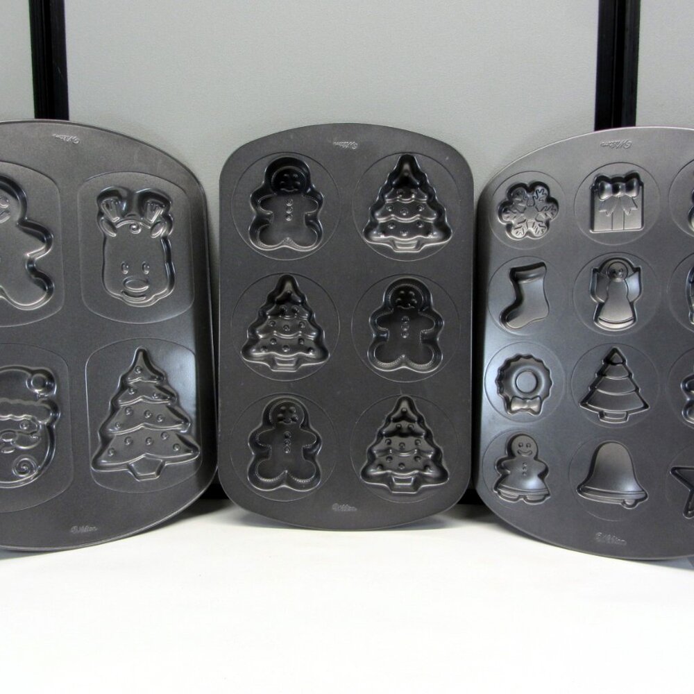 Wilton set of 3 Non-Stick Christmas Holiday 2 Cookie Pans & 1 Cake Pan.